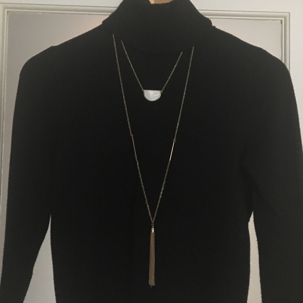 🌿 2/$16 Gold and white necklace